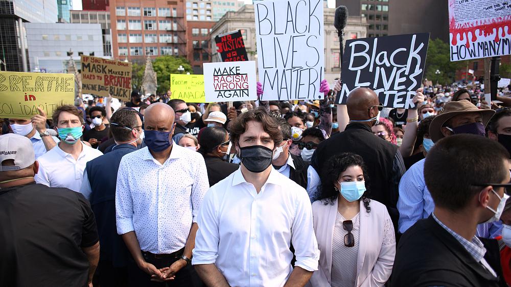 رئيس الوزراء الكندي يشارك في مظاهرة ضد العنصرية