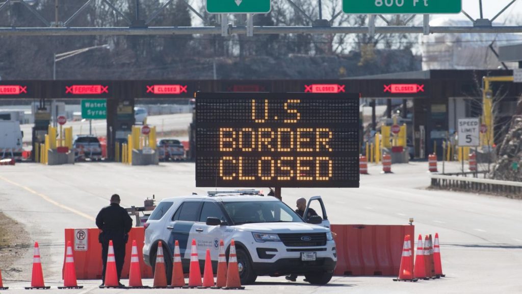 الإتفاق على إغلاق الحدود البرية بين كندا و الولايات المتحدة الأمريكية شهر إضافى