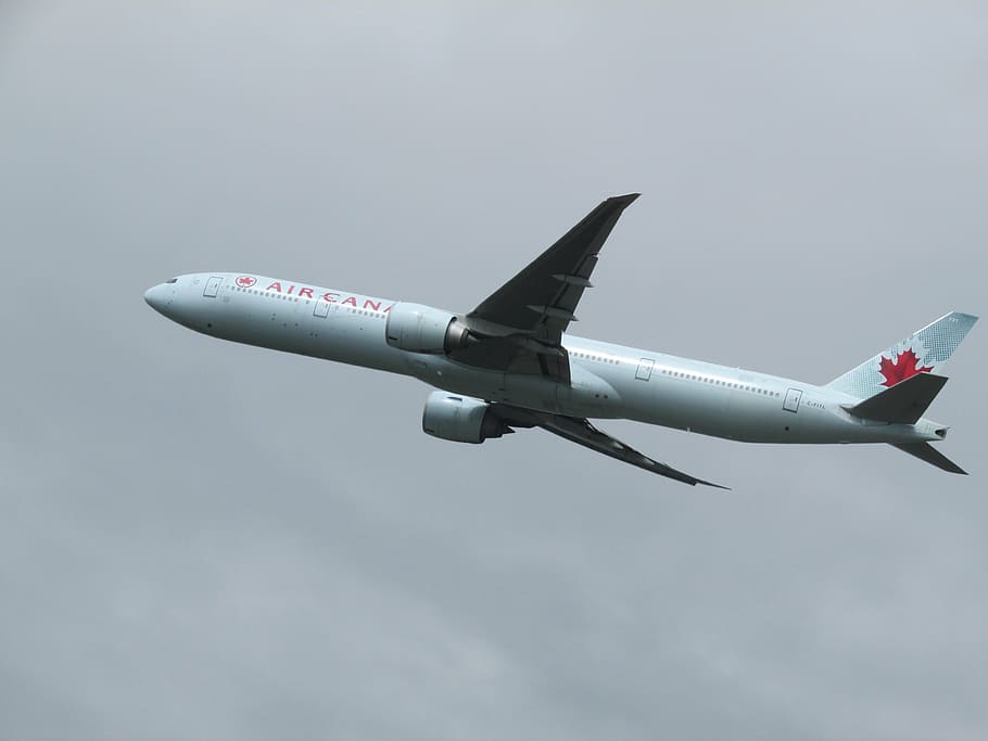 قرارات شركات الطيران في كندا بإزالة قواعد التباعد الجسدي على متن طائراتها