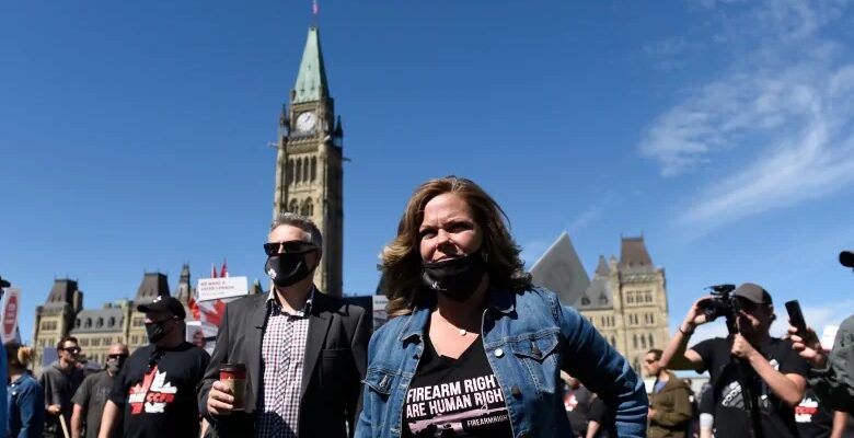 مظاهرة بعد حظر الأسلحة فى كندا