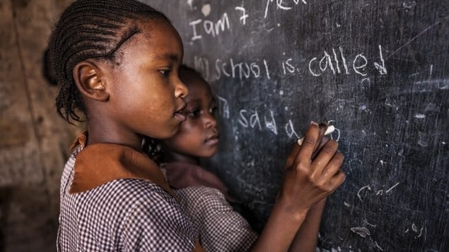 تقرير جديد يؤكد أن تعليم الفتيات يقلل الفقر