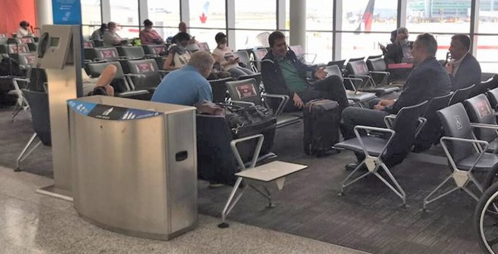 رصد مسئولون كبار فى مطار تورنتو بيرسون يكسروا قواعد إرتداء القناع