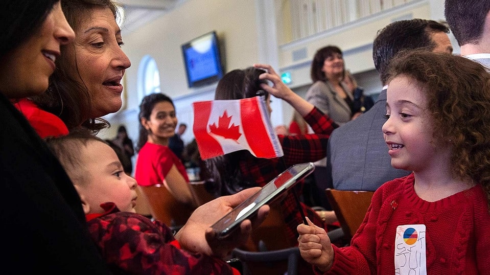 تقترح كندا تمكين المقيمين المؤقتين من أن يصبحوا مواطنين
