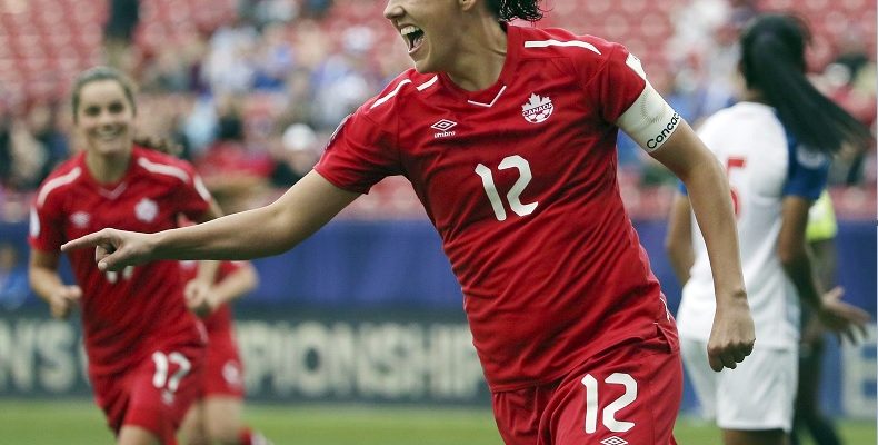 نجمة كرة القدم الكندية كريستين سنكلير تفوز بجائزة روزنفيلد للمرة الثانية