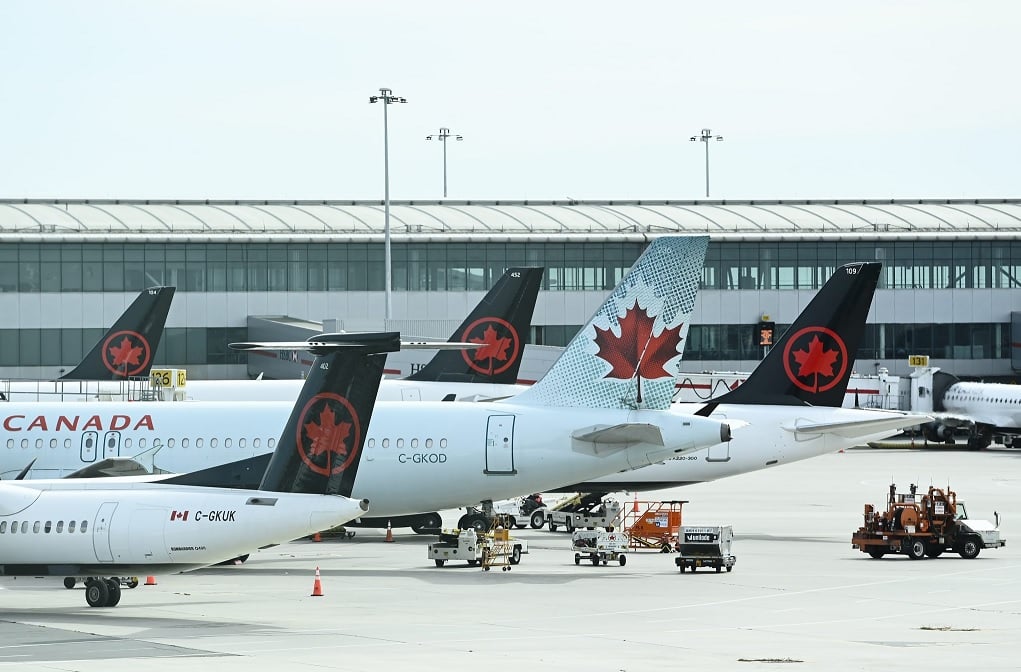 شركة طيران كندا تخفض الوظائف وتعلق الطرق مرة أخرى
