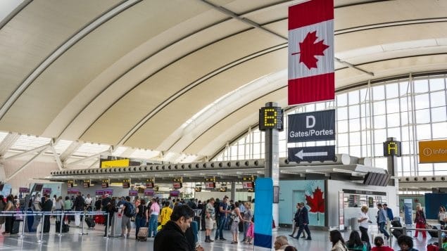كندا تفرض إجراءات حجر صحي أكثر صرامة على المسافرين