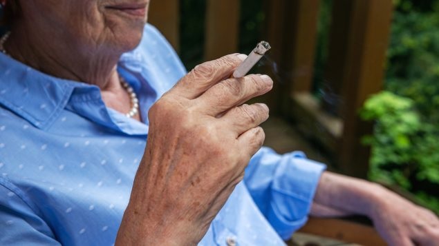 يختلف الكنديون الأصغر والأكبر سناً فى كيفية تدخينهم