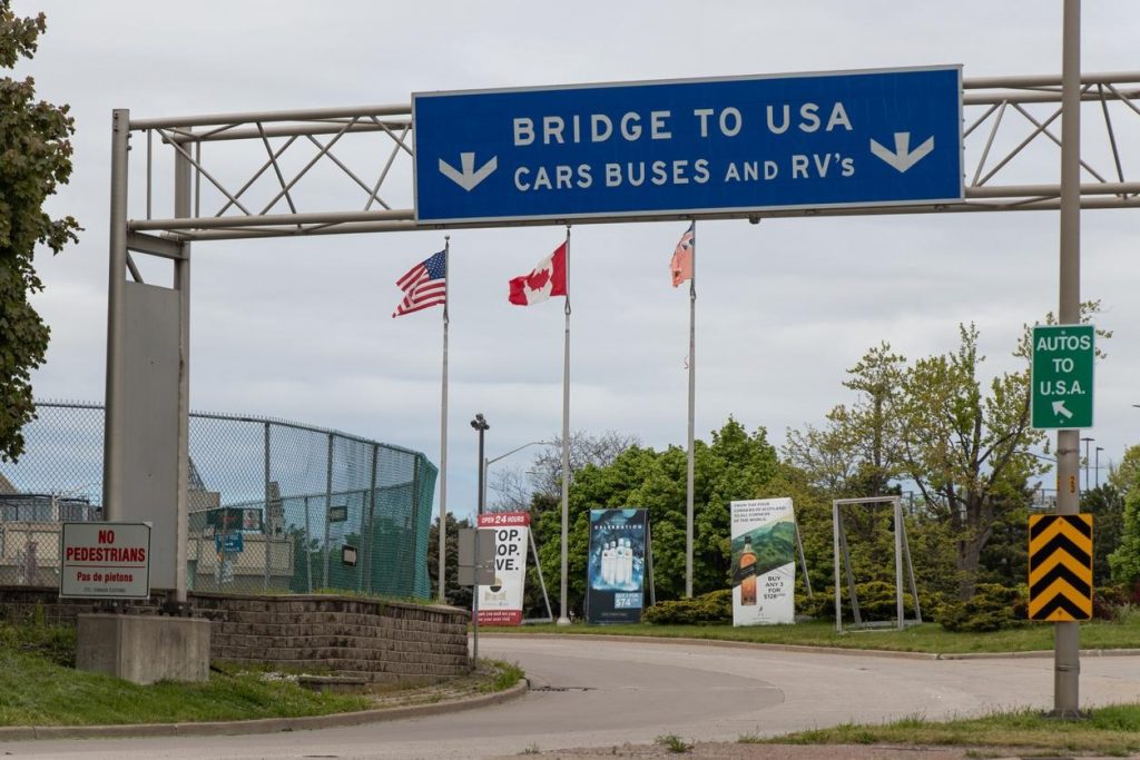 رؤساء بلديات أونتاريو يتحدثون عن إعادة فتح الحدود بين كندا والولايات المتحدة مع وزير السلامة العامة